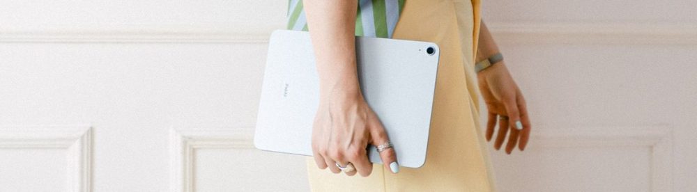 Cassandre, iPad à la main